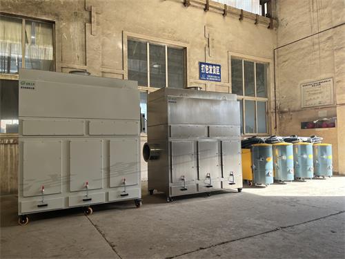 脉冲滤筒除尘器和工业吸尘器打包发往浙江、吉林——59博论坛网工业_59博论坛网