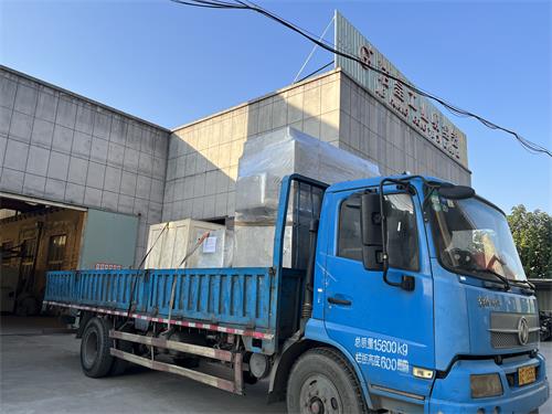 脉冲滤筒除尘器和工业吸尘器打包发往浙江、吉林——59博论坛网工业_59博论坛网